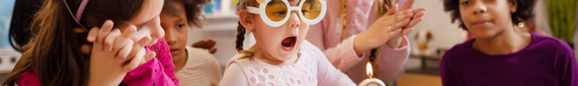 Privatisation - Petite fille qui souffle ses bougies d'anniversaire